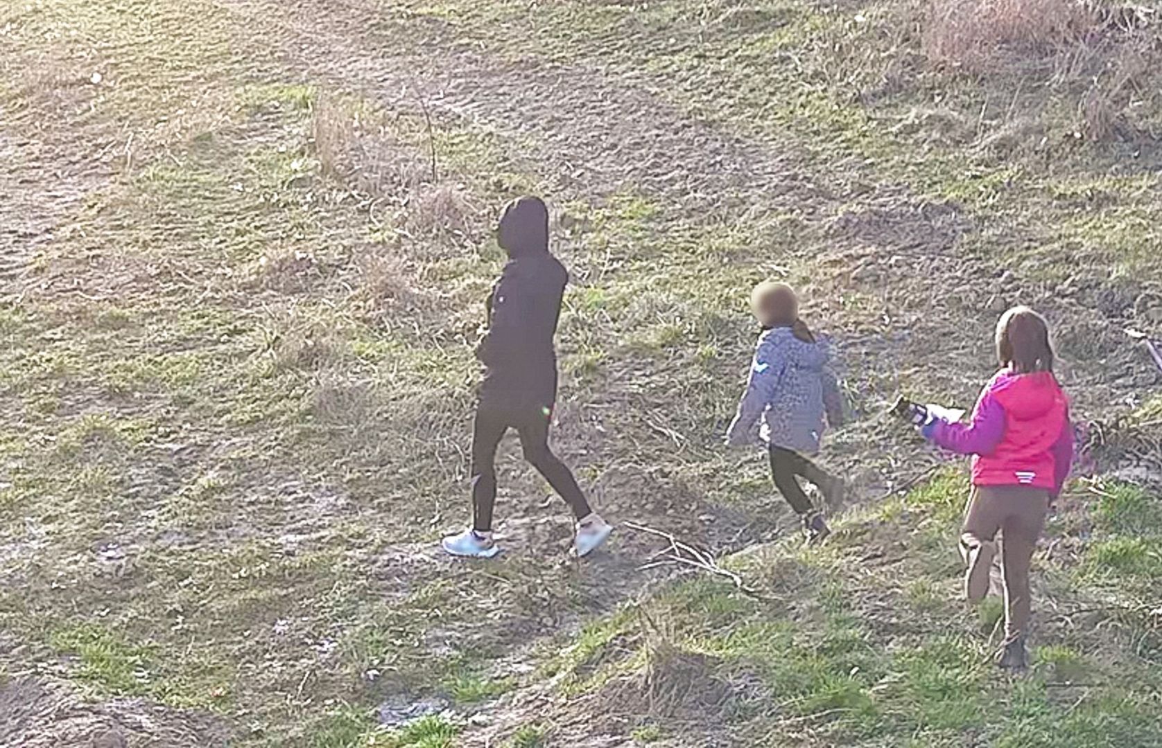 Matka z dziećmi przy granicy z Rosją. Wszystko nagrały kamery