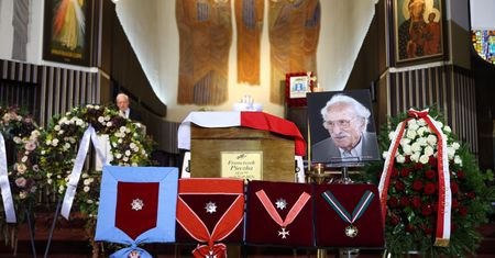 Pogrzeb Franciszka Pieczki. Aż trudno powstrzymać łzy