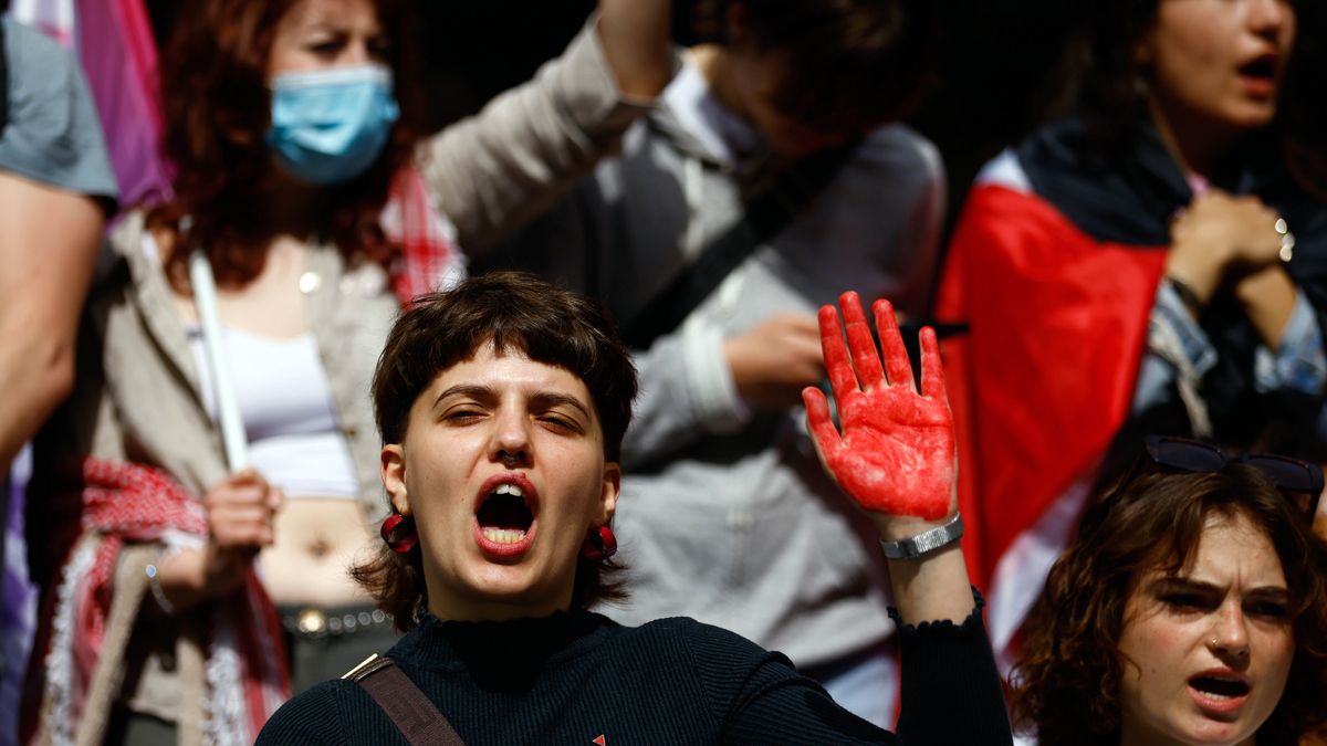 A pro-Palestinian demonstrator shows her red painted hand as protesters gather outside the Sorbonne University, where they tried to set up a protest camp before being evacuated by police in Paris, France, 29 April 2024. More than 34,300 Palestinians and over 1,455 Israelis have been killed, according to the Palestinian Health Ministry and the Israel Defense Forces (IDF), since Hamas militants launched an attack against Israel from the Gaza Strip on 07 October 2023, and the Israeli operations in Gaza and the West Bank which followed it. EPA/MOHAMMED BADRA Dostawca: PAP/EPA.