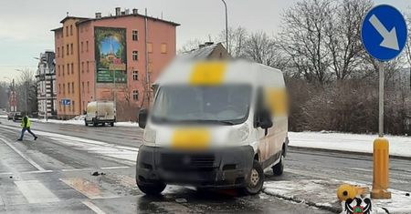 Wałbrzych. Samochód dostawczy potrącił pieszą na wysepce. Stan kobiety jest poważny