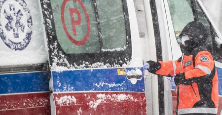 Warszawa. Jedna osoba ranna w zderzeniu autobusu z ciężarówką
