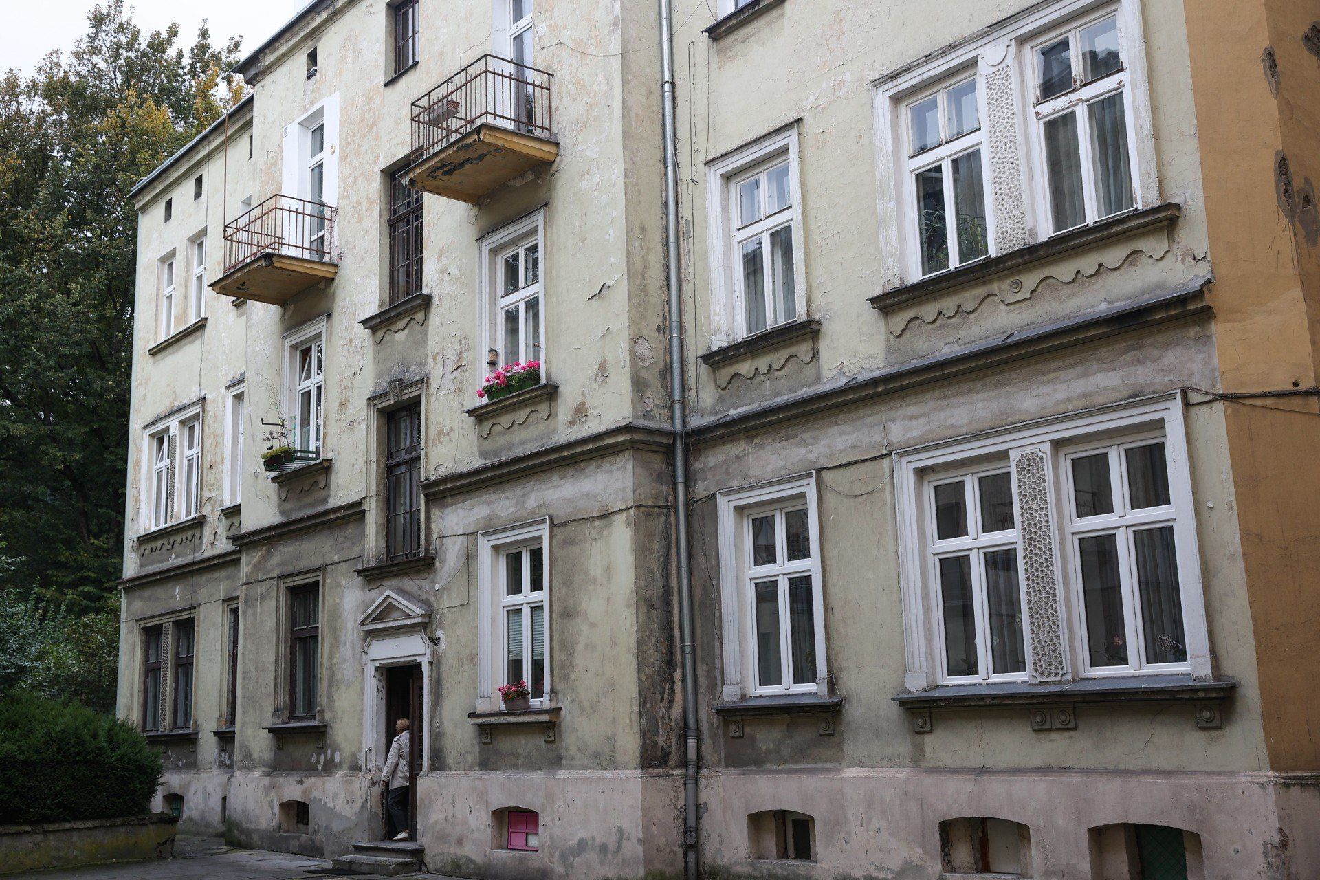Mieszkanie, które czeka na nowego lokatora przy ul. św. Sebastiana znajduje się na parterze w tej kamienicy
