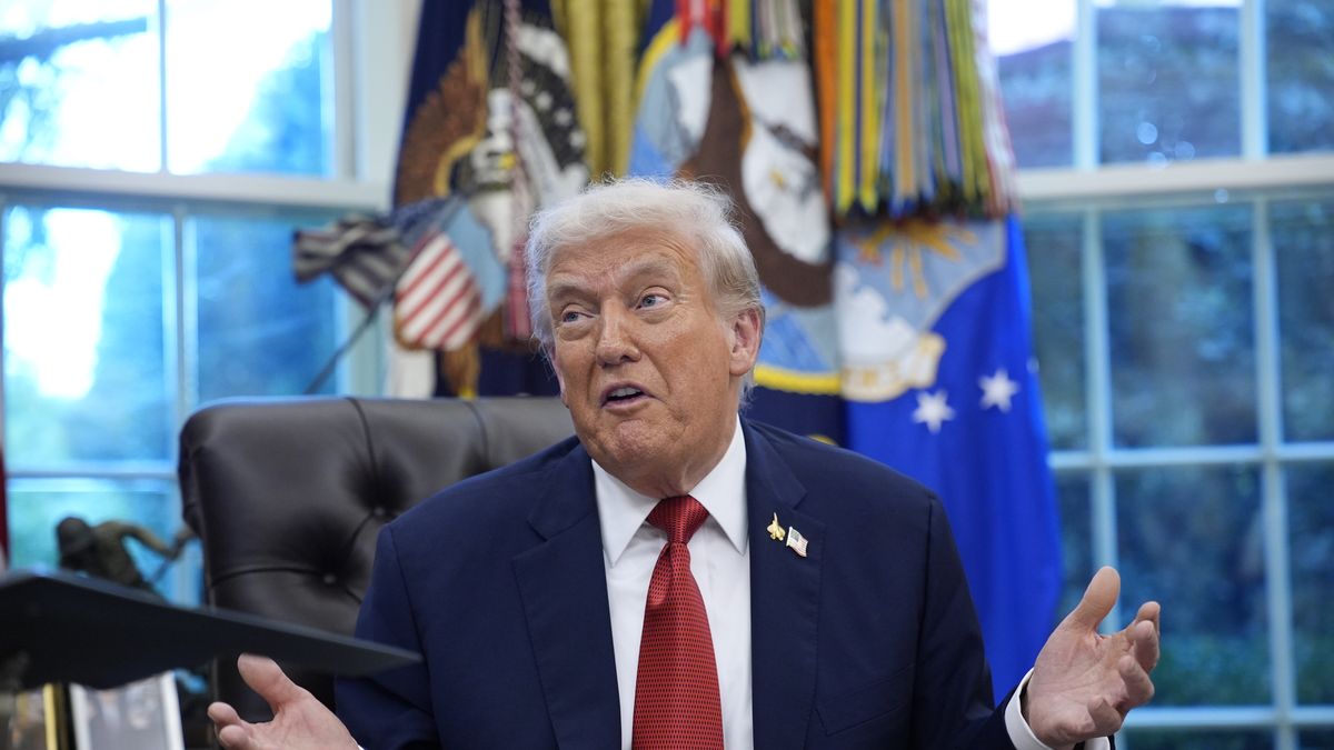 US President Trump signs executive orders at White House
epa12406161 US President Donald Trump delivers remarks as he signs executive orders in the Oval Office of the White House in Washington, DC, USA, 25 September 2025.  EPA/YURI GRIPAS / POOL 
Dostawca: PAP/EPA.
YURI GRIPAS / POOL
white house, oval office, signing, trump, documents