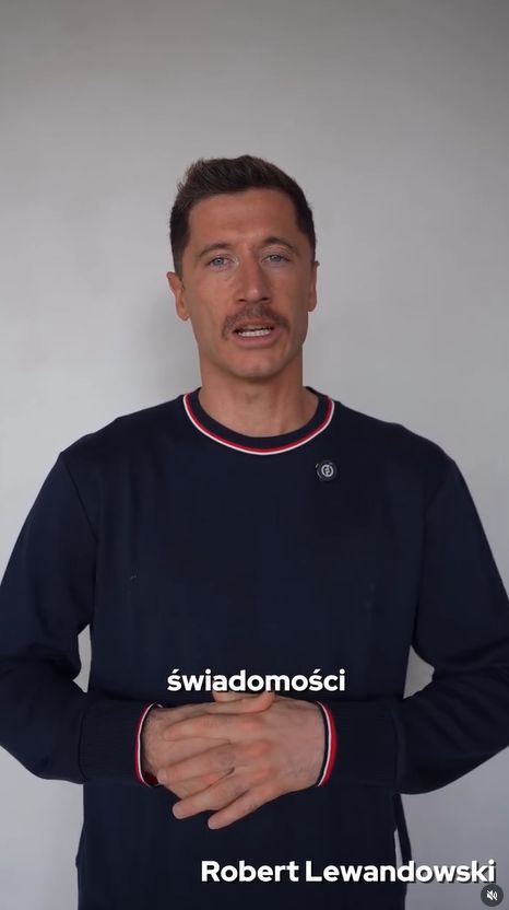 Robert Lewandowski z wąsem