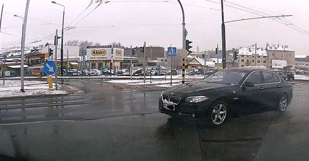 Było czerwone, ale nie zamierzał hamować. Wyczyn kierowcy BMW na ukraińskich tablicach
