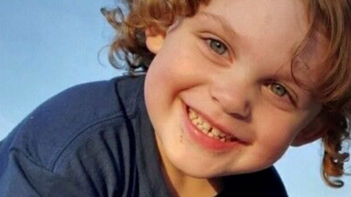 James Kenneth Lindquester nacisnął spust pistoletu i strzelił sobie w głowę. 