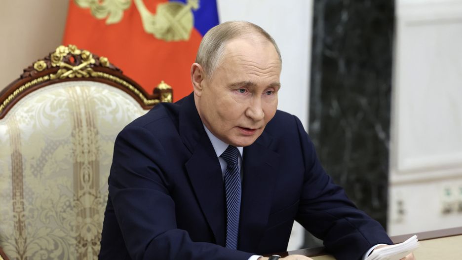 Russian President Vladimir Putin holds a meeting with the Defence Ministry leadership and representatives of the defense industry, in Moscow, Russia, 22 November 2024. Putin announced a successful test of the latest medium-range missile 'Oreshnik' on 21 November. Russia launched a combined strike on Ukraine's Yuzhmash defense plant in Dnipro with a ballistic missile in a non-nuclear hypersonic warhead, in response to Ukrainian strikes carried out with US and British weapons. EPA/VYACHESLAV PROKOFYEV/SPUTNIK/KREMLIN POOL MANDATORY CREDIT Dostawca: PAP/EPA.