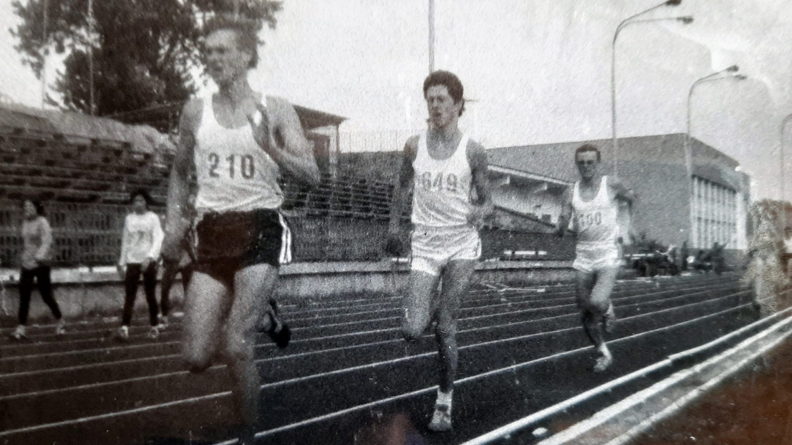 3.1989 rok. Bieg na 600 m na rekord życiowy. Przed Piotrem (na razie) biegnie Nowosad, a za nim Maciej Tucki.