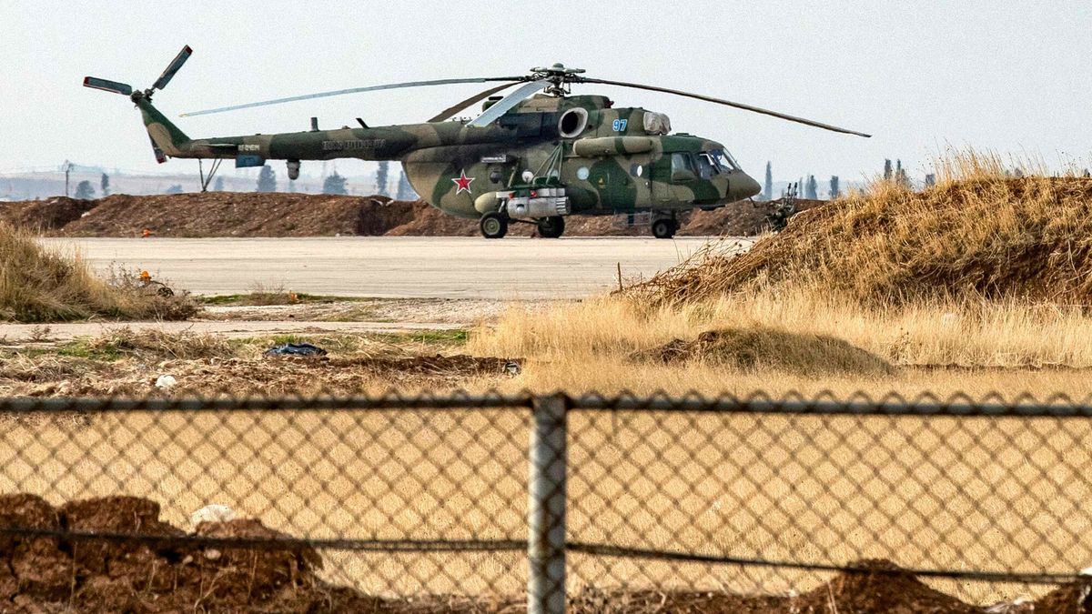 Rosyjskie bazy wojskowe w Syrii
A Russian Air Force Mil Mi-8 military transport helicopter and gunship is pictured at the Russian airbase at Qamishli Airport in northeastern Syria on December 12, 2024. Islamist-led rebels took the Syrian capital Damascus in a lightning offensive on December 8, ousting president Bashar al-Assad and ending five decades of Baath rule in the country. Assad was propped up by Russia, where he reportedly fled, as well as Iran and Lebanon's Hezbollah militant group. (Photo by Delil SOULEIMAN / AFP)
DELIL SOULEIMAN