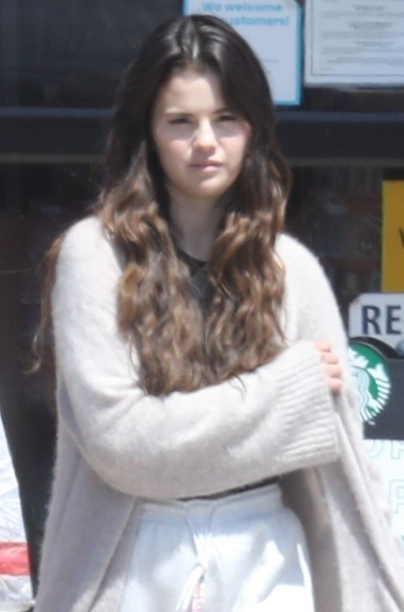 Naturalna Selena Gomez robi zakupy z przyjaciółmi