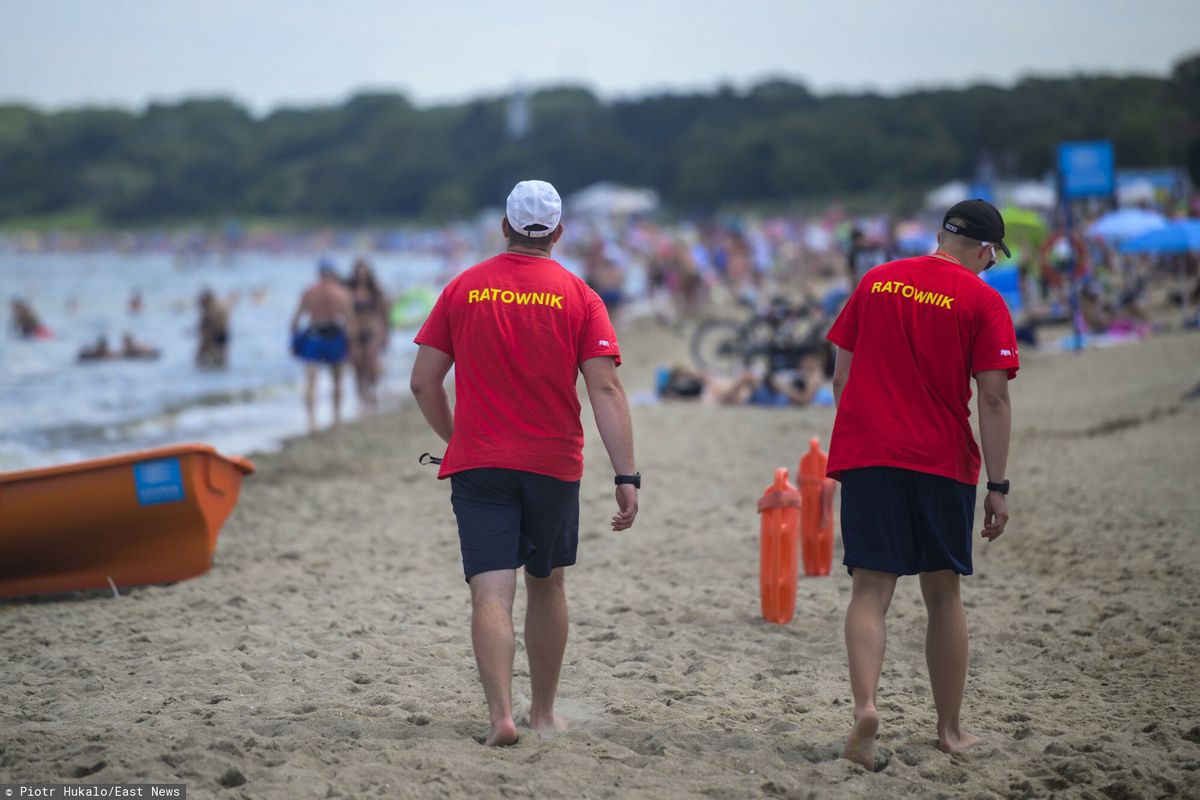 plaża, ratownicy, szpital Dramat w Ustce. Mężczyzna uderzył głową w dno