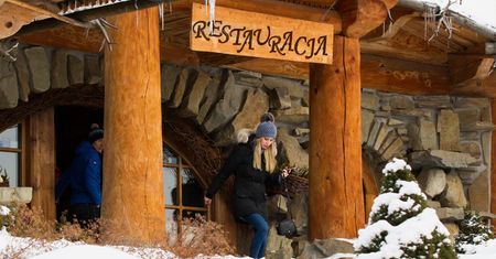Kamil Stoch z żoną w restauracji. Przyjechali autem za 250 tysięcy (ZDJĘCIA)