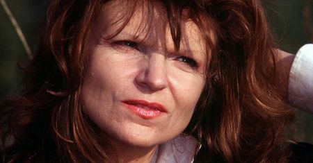 Elżbieta Dmoch nie odświeżała mieszkania od 50 lat. Remont trwa, ale brakuje pieniędzy