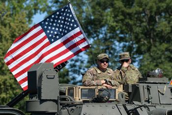 Świat zalany amunicją. Jedenasty rok z rzędu wzrosły globalne wydatki na zbrojenia