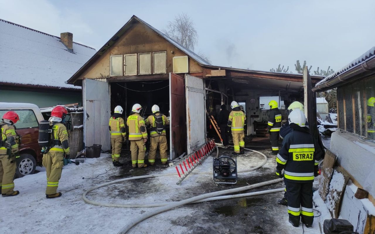 Nowiny Wielkie: Groźny pożar. W ogniu przydomowy warsztat samochodowy