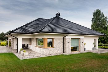 Dach kopertowy - klasyka, która nigdy nie wychodzi z mody. Jakie dachówki wybrać?