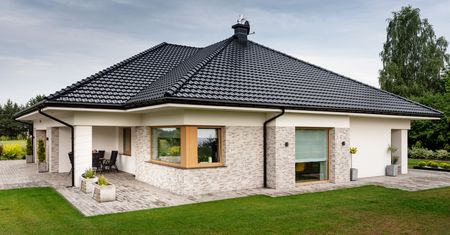 Dach kopertowy - klasyka, która nigdy nie wychodzi z mody. Jakie dachówki wybrać?