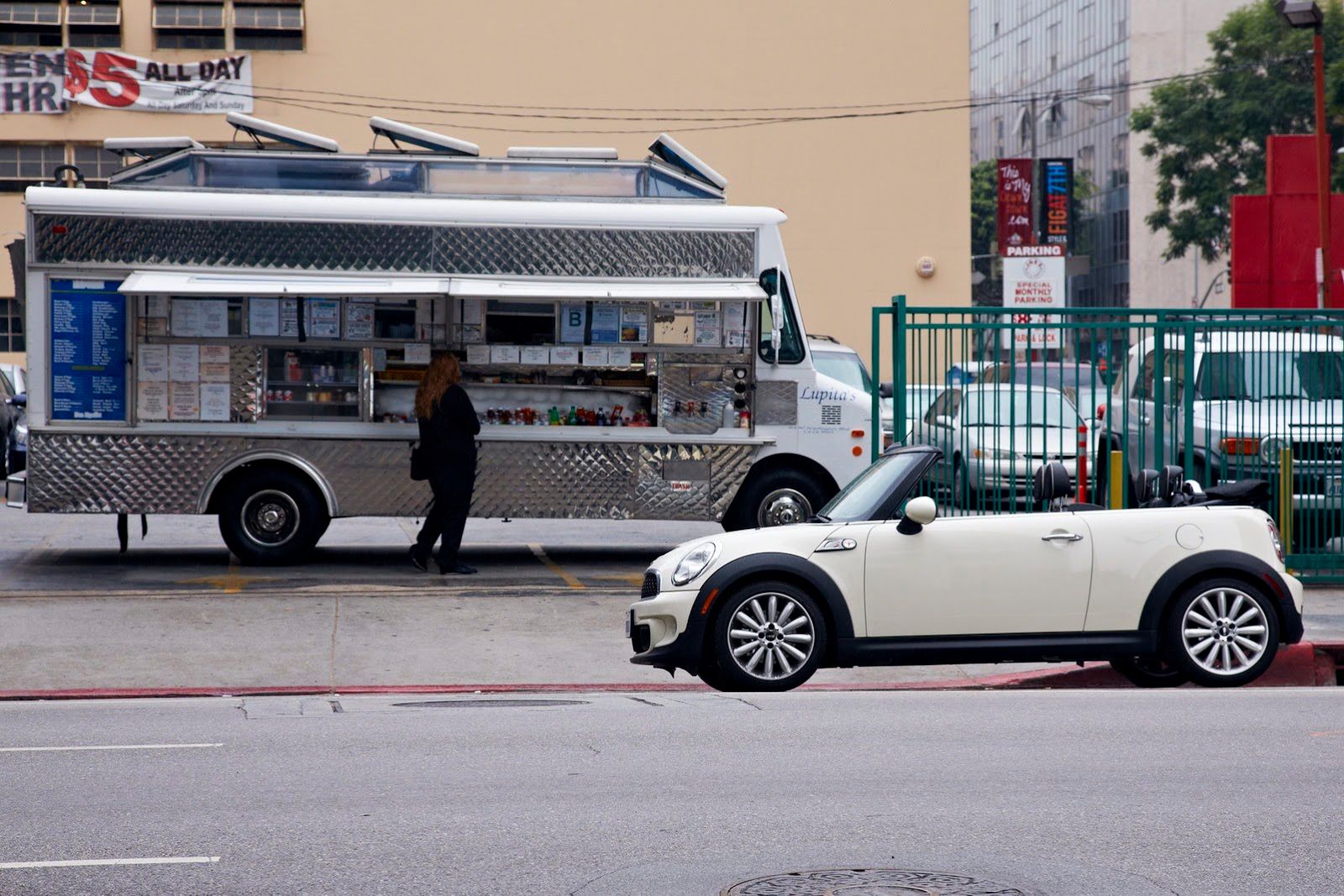 Galeria Mini jako celebracja sprzedaży półmilionowego egzemplarza w USA 88
