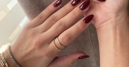 Nie ma modniejszych paznokci na jesień. Poznaj "cherry mocha nails"