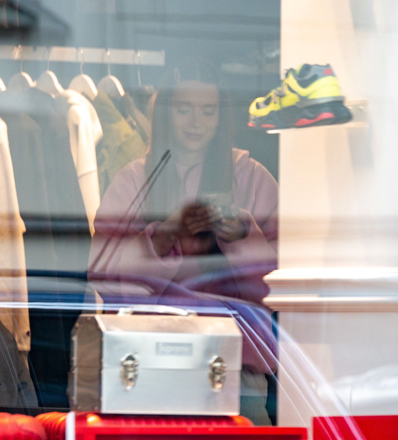 Nicol Pniewska przed sklepem ojca