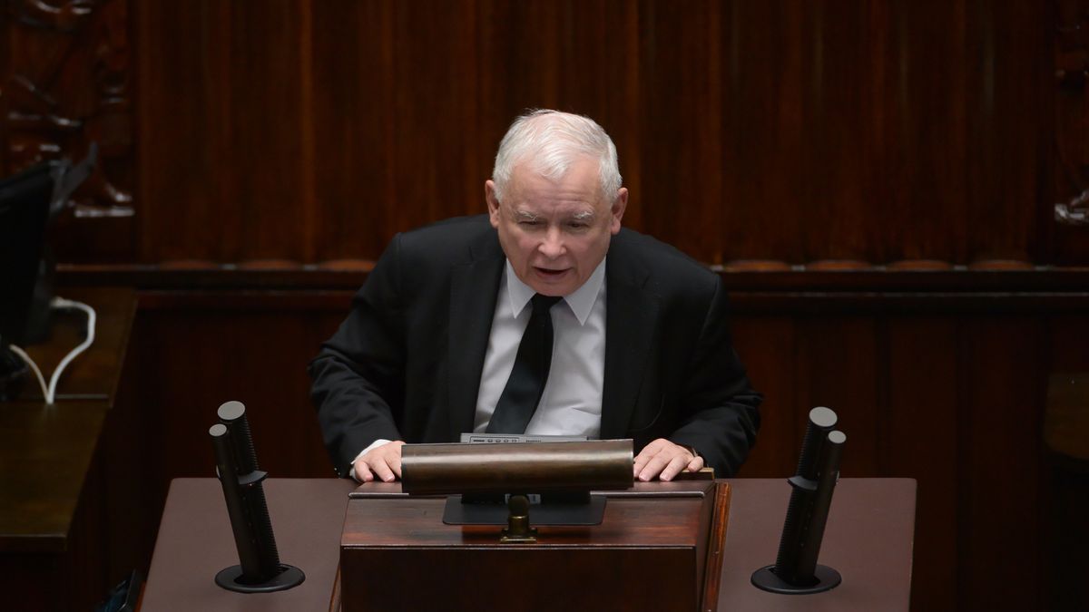 Warszawa, 14.09.2022. Prezes PiS Jarosław Kaczyński na sali plenarnej podczas posiedzenia Sejmu w Warszawie, 14 bm. Niższa Izba Parlamentu zajmie się m.in. przepisami zakładającymi wydłużenie obowiązywania tarczy antyinflacyjnej, projektem uchwały PiS w sprawie reparacji wojennych, senackimi poprawkami do ustawy o wsparciu odbiorców ciepła, oraz senackimi poprawkami do ustawy o szczególnym wsparciu podmiotów poszkodowanych w związku z sytuacją ekologiczną na rzece Odrze. (aldg) PAP/Marcin Obara