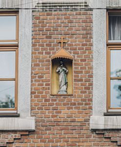 Mieli kontrolować dom, w którym maltretowano dzieci. Niczego złego się nie dopatrzyli