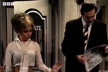 Kadr z serialu "Hotel Zacisze", BBC