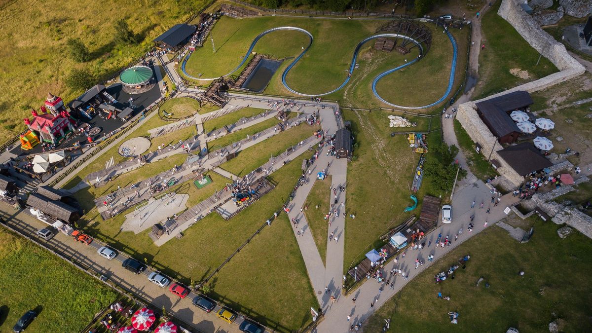 Park miniatur znajduje się u stóp zamku w Ogrodzieńcu