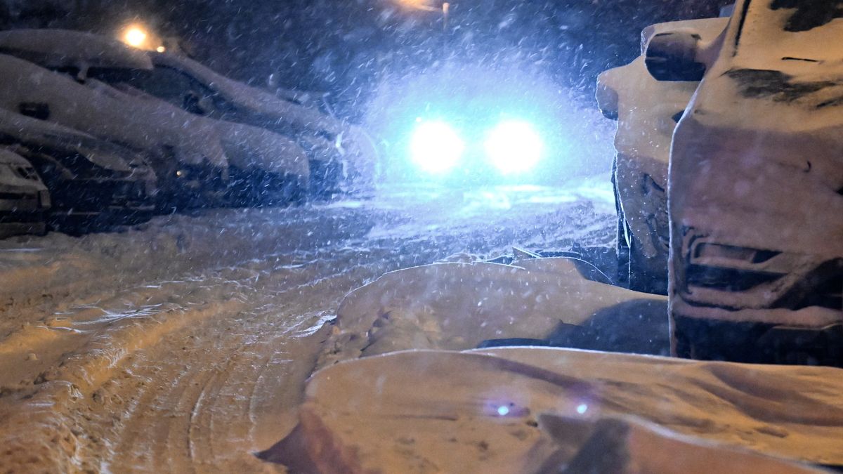 Kielce, 11.01.2026. Opady śniegu w Kielcach, 11 bm. W całym kraju panuje zimowa aura, IMGW ostrzega przed intensywnymi opadami śniegu i zamieciami śnieżnymi w kilku województwach. (jm) PAP/Piotr Polak