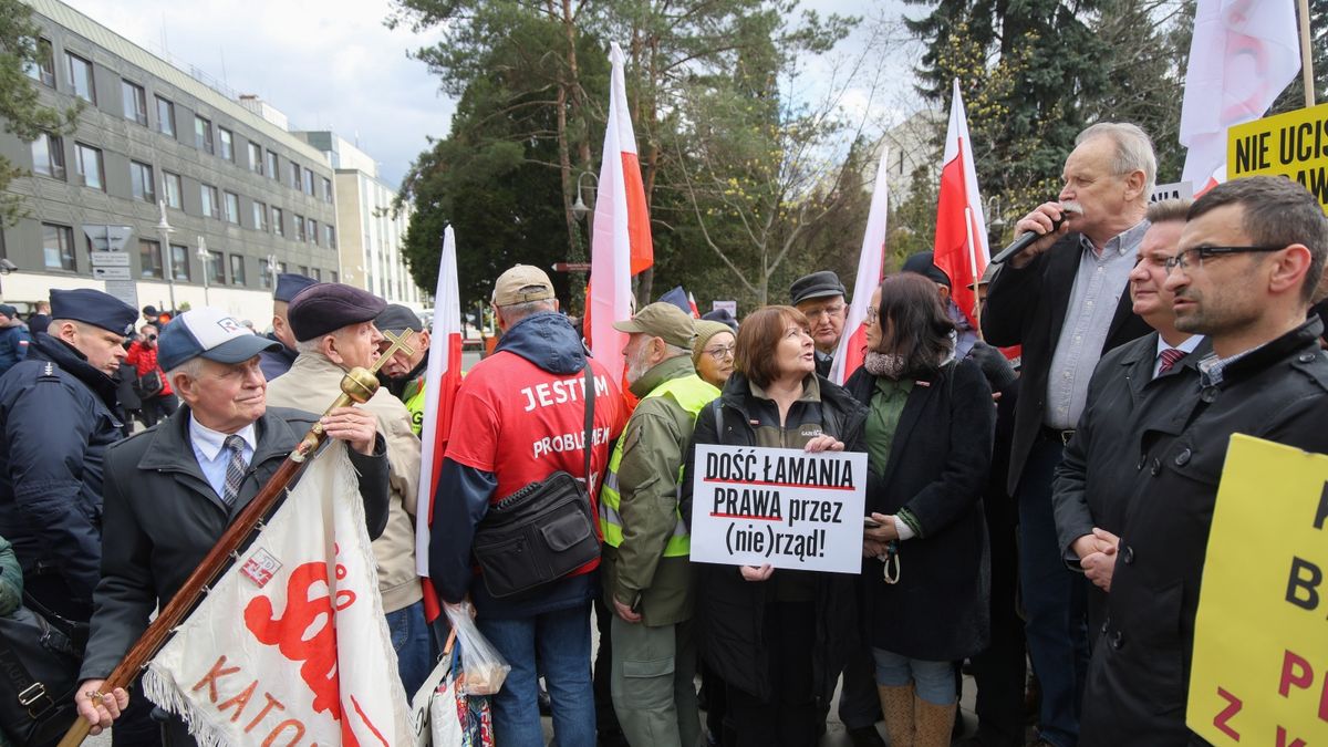 "Stop bezprawiu Tuska". Manifestacja przed TK