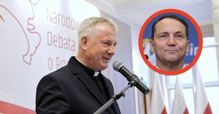 Sikorski ostro o księdzu. "Ewidentne kretynizmy". Chce odbierania tytułów