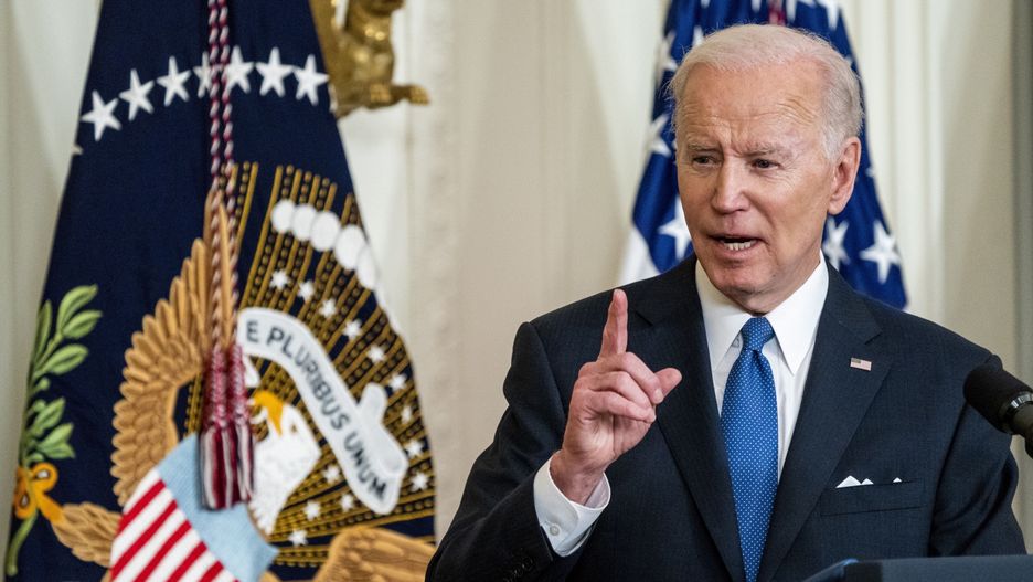 US President Joe Biden, with Vice President Kamala Harris and former President Barack Obama, delivers remarks on the Affordable Care Actepa09872424 US President Joe Biden delivers remarks during a ceremony on the Affordable Care Act and lowering health care costs for families in the East Room of the White House in Washington, DC, USA, 05 April 2022. US President Biden announced additional actions to save families hundreds of dollars a month on their health care.  EPA/SHAWN THEW Dostawca: PAP/EPA.SHAWN THEW