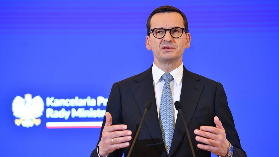 Warszawa, 15.11.2022. Premier Mateusz Morawiecki podczas konferencji prasowej, po posiedzeniu rządu, w nocy z 15 na 16 bm. w KPRM w Warszawie. Posiedzenie zostało zwołane w związku z eksplozją, do której doszło w Przewodowie (woj lubelskie). Na terenie powiatu hrubieszowskiego doszło 15 bm. do eksplozji, która doprowadziła do śmierci dwóch obywateli, służby wyjaśniają okoliczności. (mr) PAP/Radek Pietruszka
