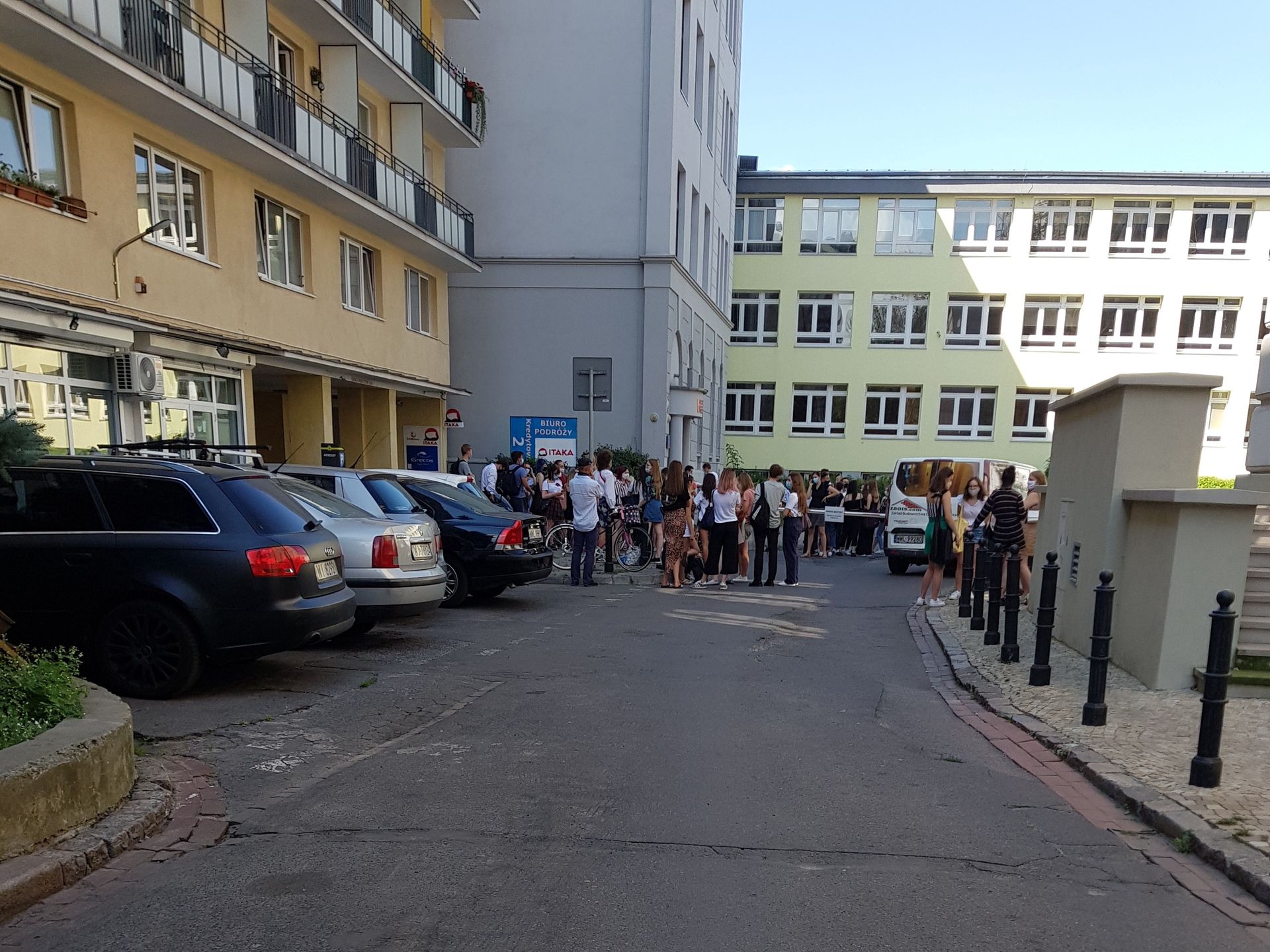 Tłum maturzystów oczekujący na odbiór świadectwa. Warszawa, 11.08.2020
