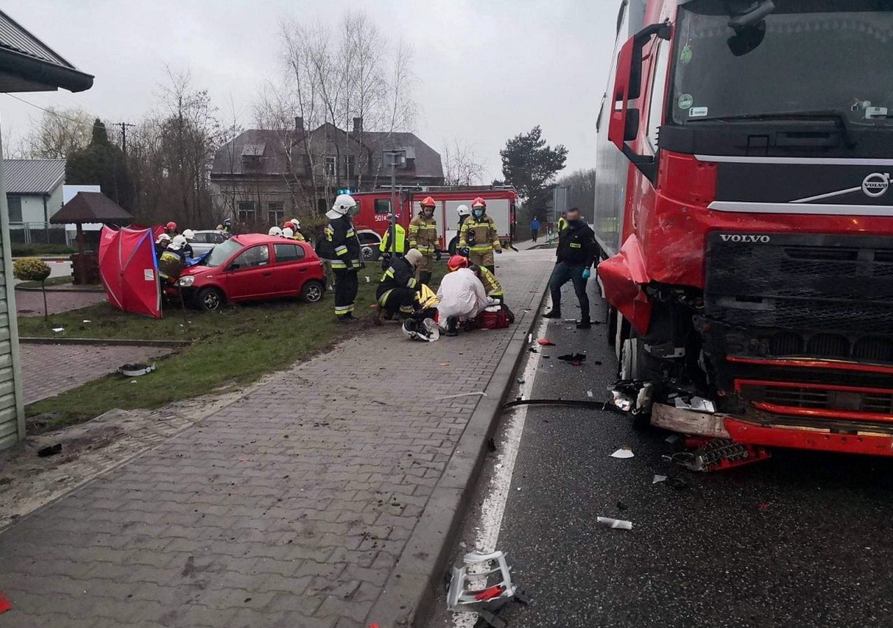 Łubnice. 19-latka wjechała autem wprost pod tira