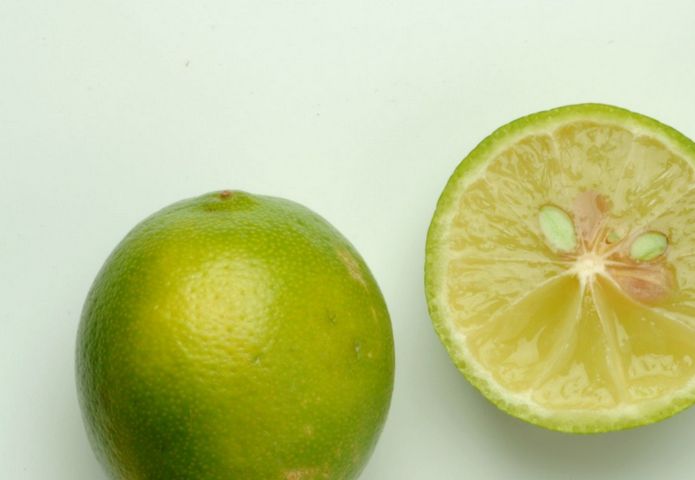 Limonka (Citrus aurantifolia), nazywana również limetką to owoc cytrusowy z rodziny rutowatych. 