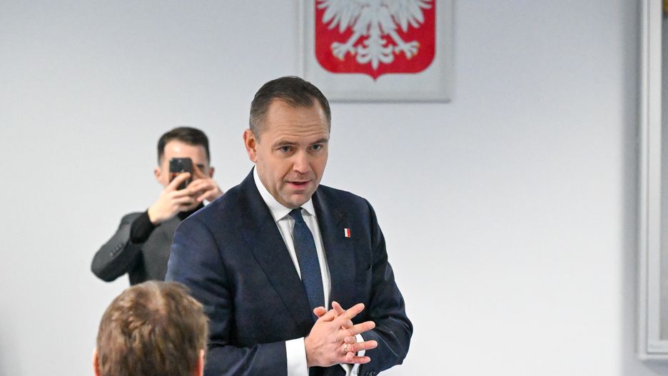 Pyrzyce, 18.01.2025. Wybory Prezydenta RP 2025 - kampania. Kandydat Komitetu Obywatelskiego w wyborach na prezydenta RP popierany przez Prawo i Sprawiedliwość, prezes Instytutu Pamięci Narodowej Karol Nawrocki (C) podczas spotkania z rolnikami w Pyrzycach, 18 bm. (mb/amb) PAP/Marcin Bielecki