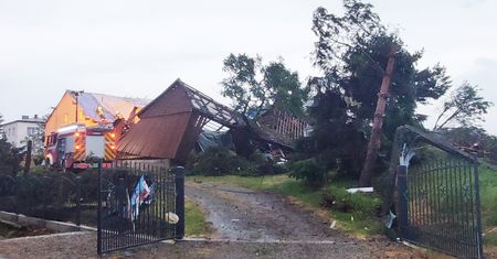 Trąba powietrzna koło Nowego Sącza. Dramatyczne relacje ludzi: "Na drodze panowała ciemność"