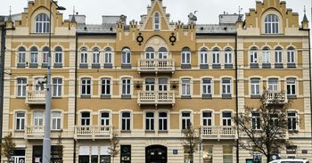 Warszawa: Od tej kamienicy trudno oderwać wzrok. Zabytek w nowym wydaniu. Przeszedł generalny remont