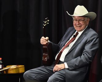 Warren Buffett ma ponad 100 mld dolarów. Idzie łeb w łeb z twórcą Facebooka