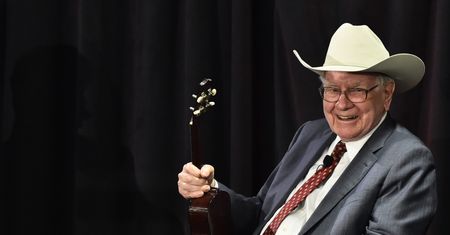 Warren Buffett ma ponad 100 mld dolarów. Idzie łeb w łeb z twórcą Facebooka