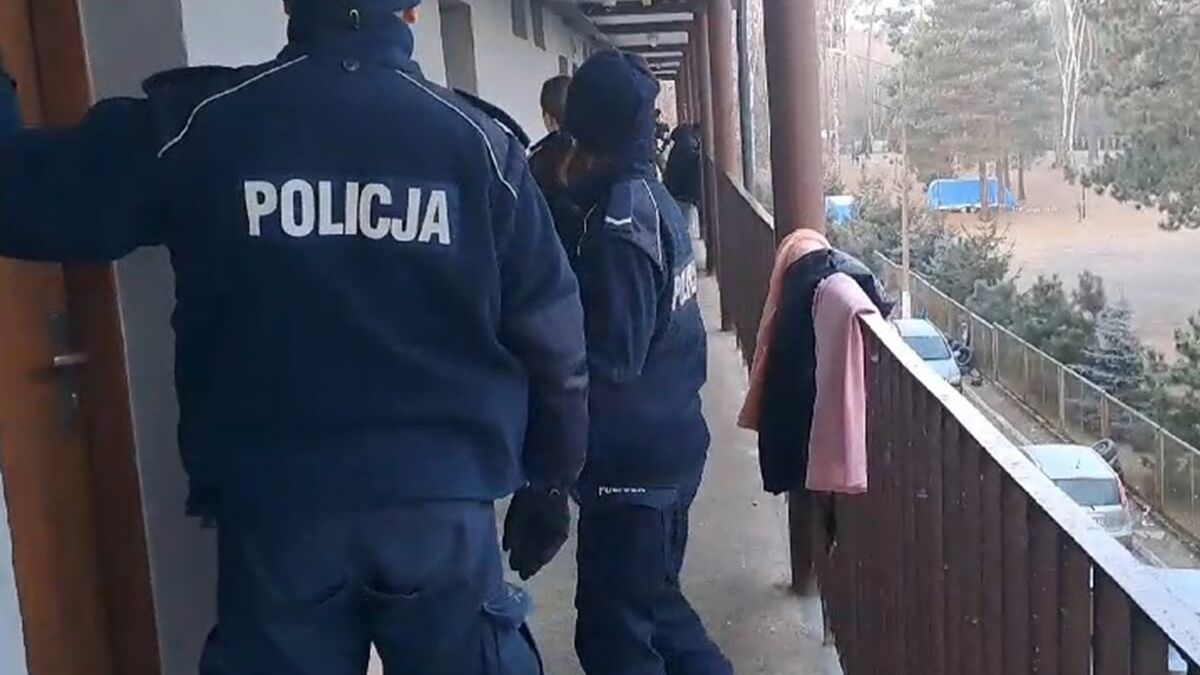 Policjanci przeszukujący mieszkania w poszukiwaniu poszukiwanych osób
