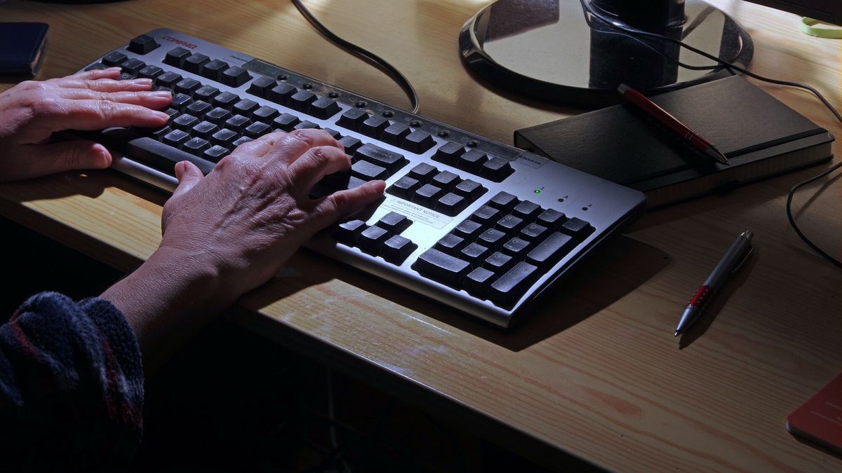 Stock MaBaPHOTO: ZOFIA I MAREK BAZAK / EAST NEWS   N/Z Dlonie na klawiaturze komputera, cyberprzestepczoscZOFIA BAZAK