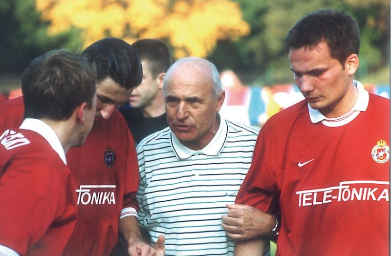 Orest Lenczyk z piłkarzami Wisły Kraków fot. Zbiory TSW