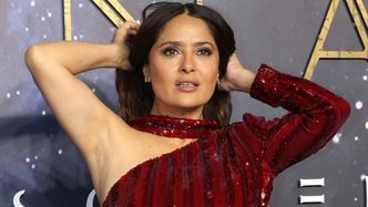 Salma Hayek popija kawę w PODKREŚLAJĄCYM KSZTAŁTY kostiumie kąpielowym (FOTO)