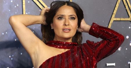 Salma Hayek popija kawę w PODKREŚLAJĄCYM KSZTAŁTY kostiumie kąpielowym (FOTO)