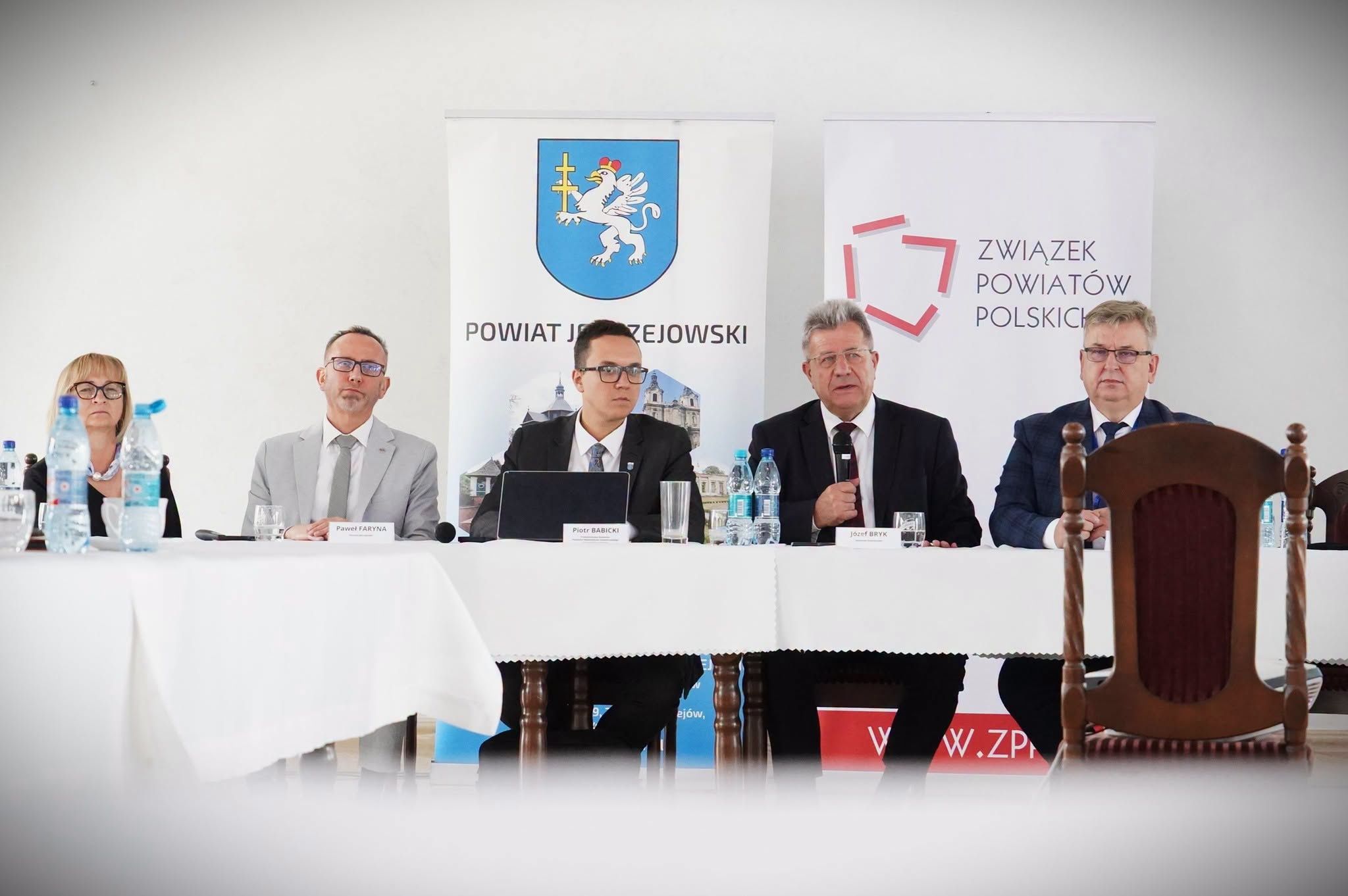 Bezpieczeństwo i inwestycje w centrum rozmów samorządowców – Konwent Powiatów w Jędrzejowie