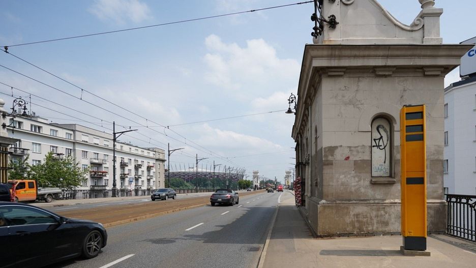 Warszawa. Most Poniatowskiego zwolnił. Wszystko za sprawą tych pomarańczowych skrzyneczek, które zirytowały wielu sympatyków zabytkowej budowli (Urząd Miasta st. Warszawa)