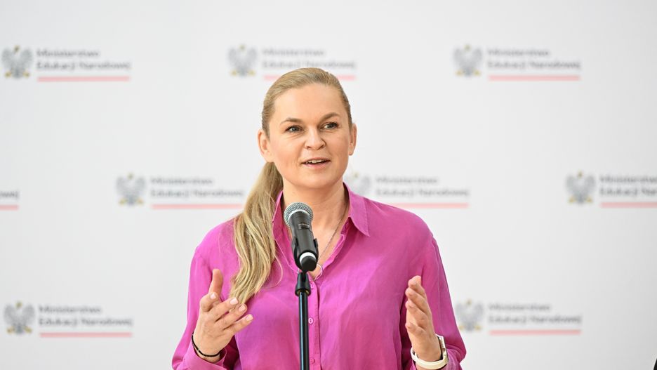 Warszawa, 29.04.2024. Minister edukacji Barbara Nowacka podczas konferencji prasowej z okazji Europejskiego Dnia Solidarności Międzypokoleniowej, 29 bm. w Szkole Podstawowej nr 26 w Warszawie. (amb) PAP/Radek Pietruszka