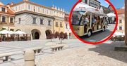 Zwiedzają miasto złotym meleksem. To prawdziwy hit wśród turystów